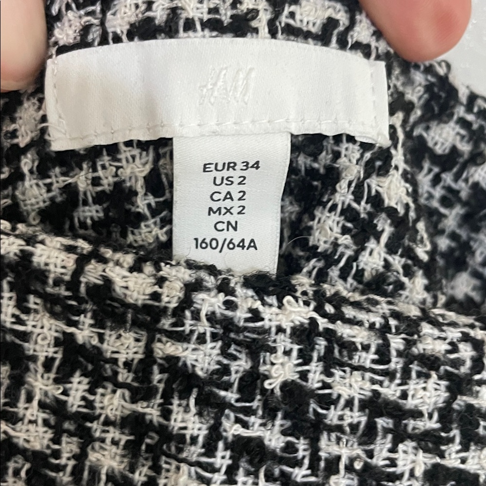 H&M Black & White Textured Pleated Skirt | 2 - Picture 5 of 8